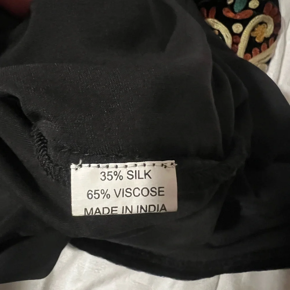 Elegant Black Embroidered Dress - Picture 7 of 7